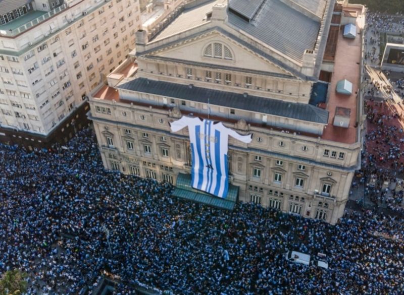 Hàng triệu người đổ ra đường ăn mừng chiến thắng của đội tuyển Argentina